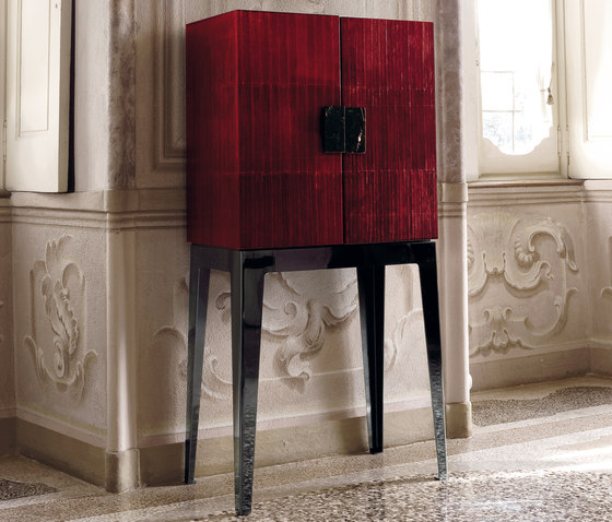 A cabinet in tall legs. It's a very feminine and seductive cabinet design!(4)